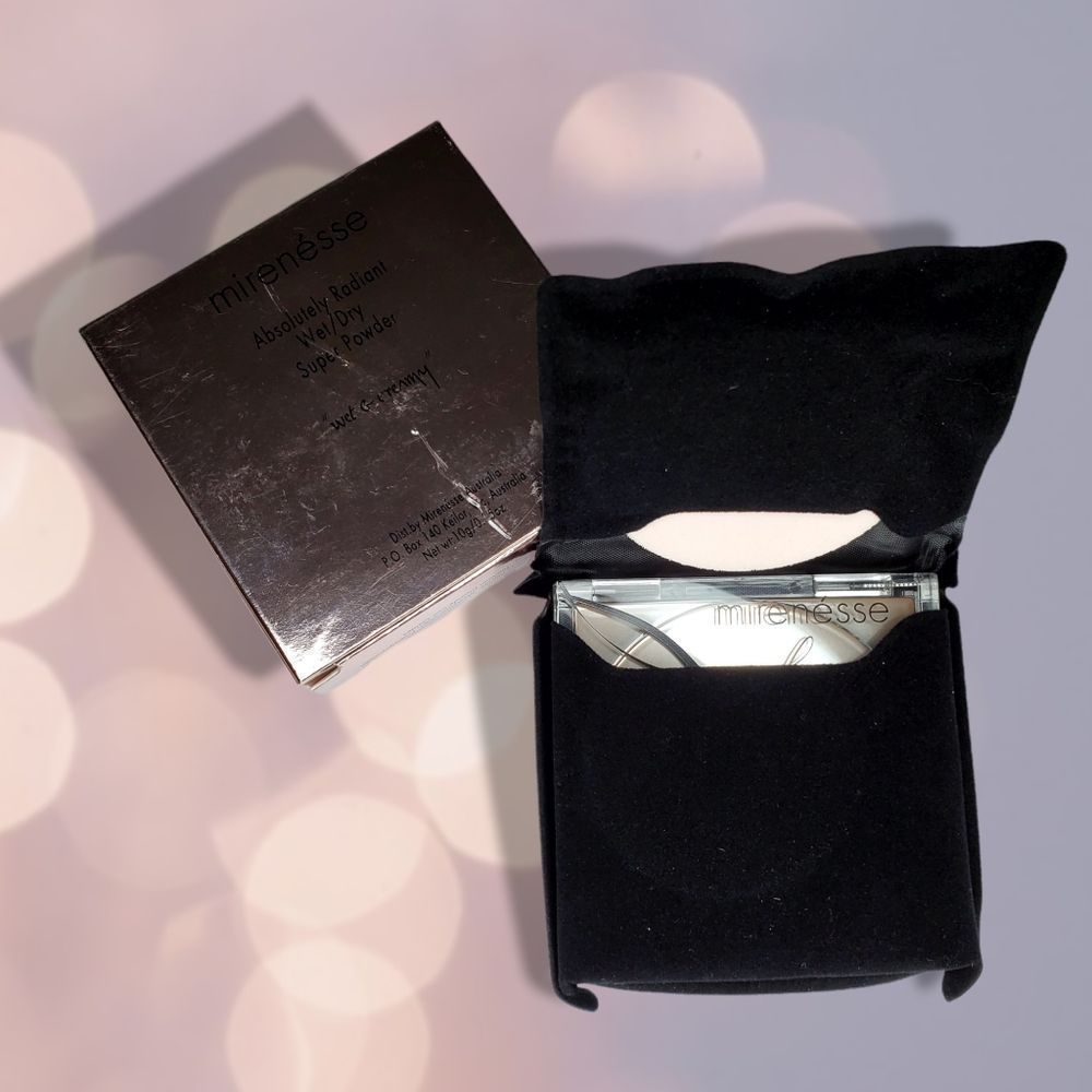 LE Mirenesse Absolutely Radiant Super Powder Foundation in Medium - Picture 6 of 7